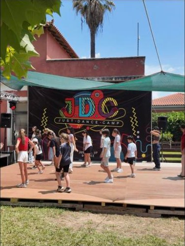 Σκηνή με banner JDC κάτω από σκίαστρο